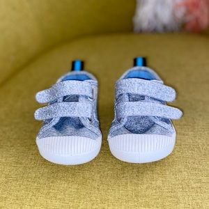 CAT & JACK GENDER NEUTRAL SHOES - SZ5